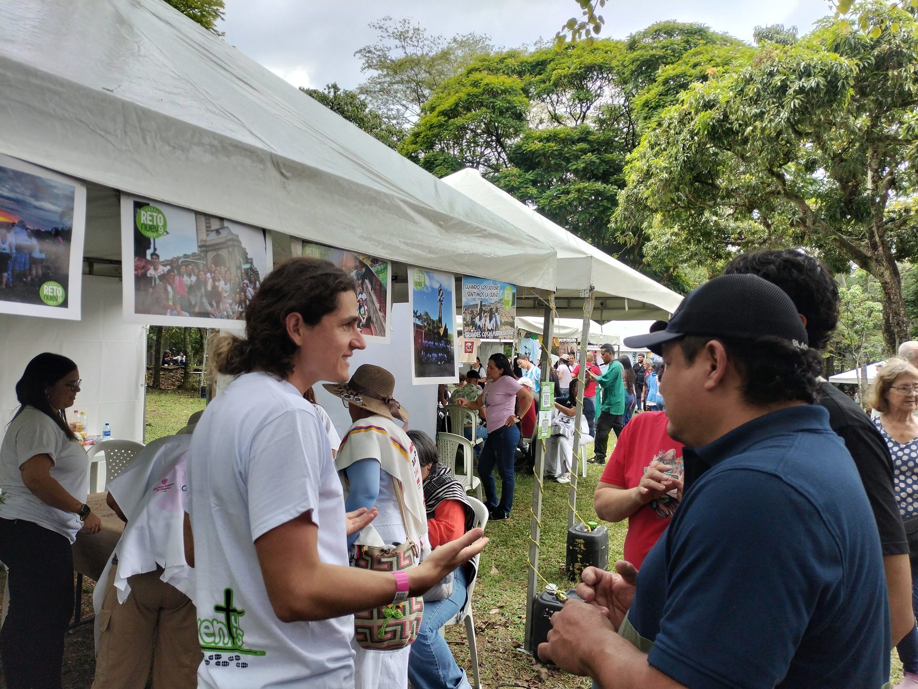Diálogo intergeneracional en un evento de Reto 9