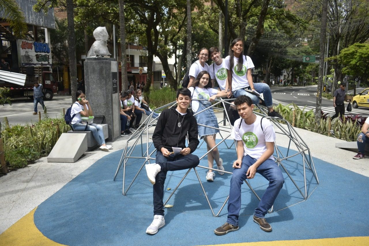 Jóvenes de Reto 9 en el espacio público de Medellín